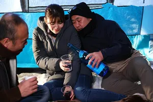 Chồng ngu ngục để vợ đi cắm trại với hàng xóm