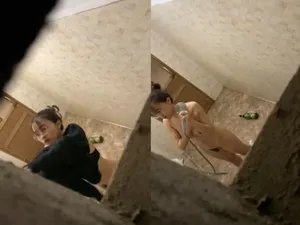 Quay lén con ghệ vú đẹp tắm, khe lỗ lồn chảy nước ròng ròng