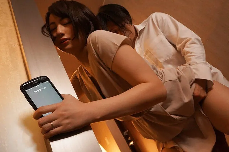 Người vợ đi họp lớp rồi nắc với nyc mặc cho người chồng ở nhà chờ